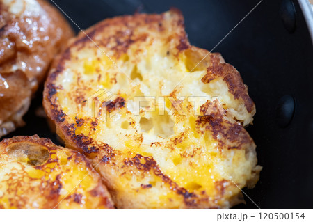 フレンチトーストをフライパンで焼いているところ (写真素材) フレンチトーストをフライパンで焼いているところ (写真素材) 120500154