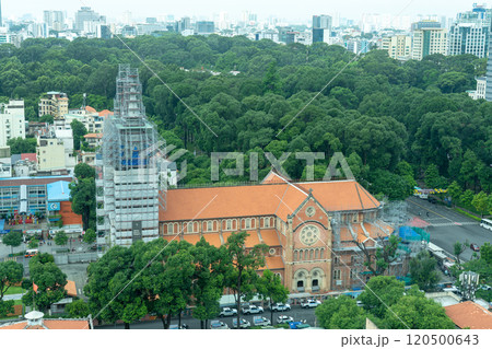 ホーチミンのサイゴン大教会とホーチミン市街の風景 120500643