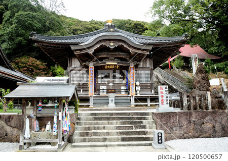第41番札所 稲荷山 護国院 龍光寺(本堂) 【愛媛県宇和島市三間町】 第41番札所 稲荷山 護国院 龍光寺(本堂) 【愛媛県宇和島市三間町】 120500657