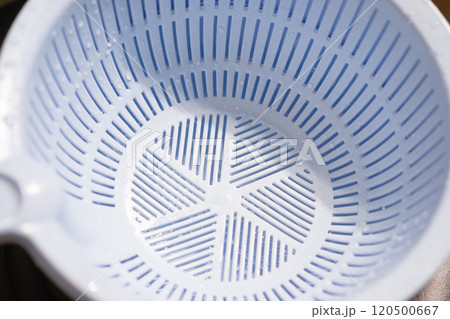 プラスチックのザルのイメージ (写真素材) プラスチックのザルのイメージ (写真素材) 120500667