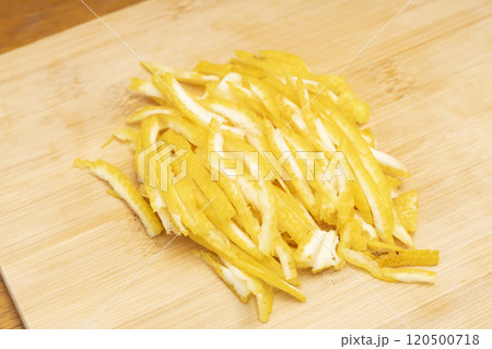 柚子大根　ゆず大根を漬ける　柚子を絞り皮を刻む 120500718