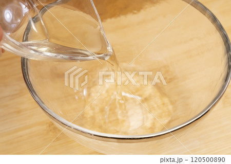 柚子大根 ゆず大根を漬ける調味料を混ぜ合わせ大根にかける 柚子大根 ゆず大根を漬ける調味料を混ぜ合わせ大根にかける 120500890