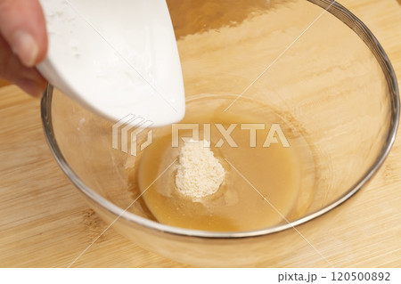 柚子大根　ゆず大根を漬ける調味料を混ぜ合わせ大根にかける 120500892