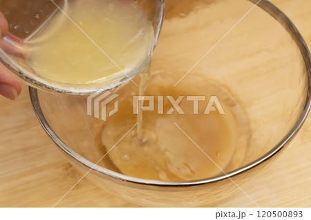 柚子大根 ゆず大根を漬ける調味料を混ぜ合わせ大根にかける 柚子大根 ゆず大根を漬ける調味料を混ぜ合わせ大根にかける 120500893