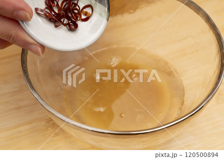 柚子大根　ゆず大根を漬ける調味料を混ぜ合わせ大根にかける 120500894