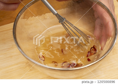 柚子大根　ゆず大根を漬ける調味料を混ぜ合わせ大根にかける 120500896