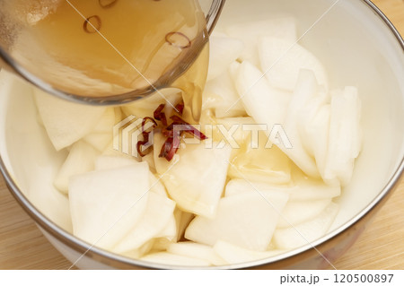 柚子大根 ゆず大根を漬ける調味料を混ぜ合わせ大根にかける 柚子大根 ゆず大根を漬ける調味料を混ぜ合わせ大根にかける 120500897