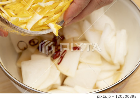 柚子大根 ゆず大根を漬ける調味料を混ぜ合わせ大根にかける 柚子大根 ゆず大根を漬ける調味料を混ぜ合わせ大根にかける 120500898