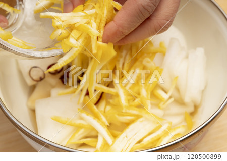 柚子大根　ゆず大根を漬ける調味料を混ぜ合わせ大根にかける 120500899