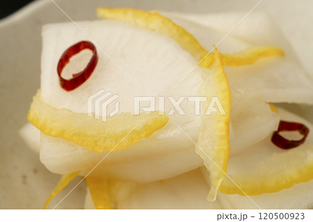 柚子大根　大根を柚子と甘酢で漬けた漬物 120500923