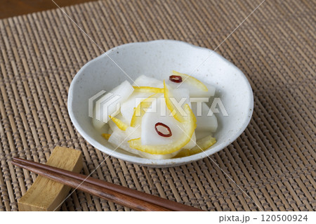 柚子大根 大根を柚子と甘酢で漬けた漬物 柚子大根 大根を柚子と甘酢で漬けた漬物 120500924