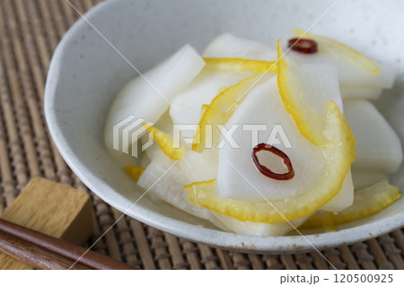 柚子大根 大根を柚子と甘酢で漬けた漬物 柚子大根 大根を柚子と甘酢で漬けた漬物 120500925