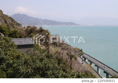 薩埵峠から見る駿河湾と富士山 120500931