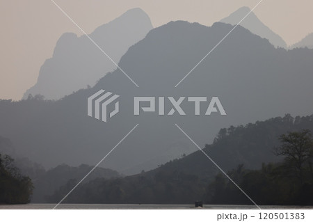 ラオスの山と川のモノトーンな風景 120501383