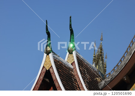 緑色に光るラオス寺院の屋根飾り 120501690