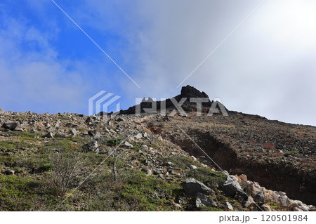 那須岳の登山道から見た茶臼岳山頂と秋空 那須岳の登山道から見た茶臼岳山頂と秋空 120501984