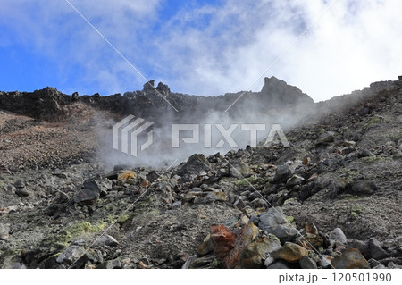秋晴れの那須岳の無間地獄の噴煙と硫黄と茶臼岳 120501990