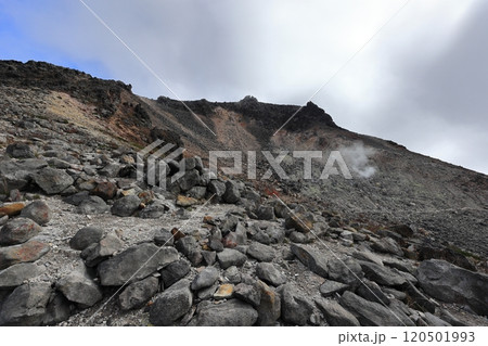 那須岳の無間地獄の噴煙と茶臼岳 120501993