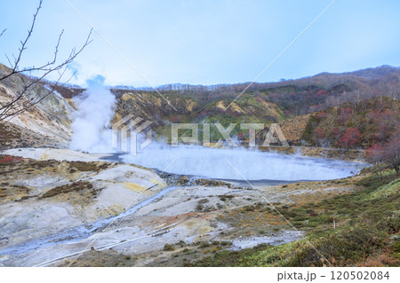 北海道・登別温泉の大湯沼 – 活火山と湯けむりの絶景 北海道・登別温泉の大湯沼 – 活火山と湯けむりの絶景 120502084