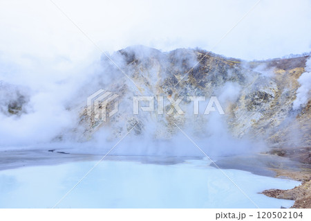 北海道・登別温泉の大湯沼 – 活火山と湯けむりの絶景 120502104