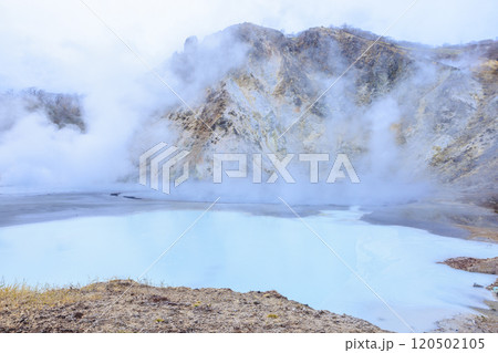 北海道・登別温泉の大湯沼 – 活火山と湯けむりの絶景 120502105
