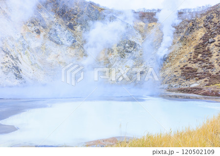 北海道・登別温泉の大湯沼 – 活火山と湯けむりの絶景 120502109