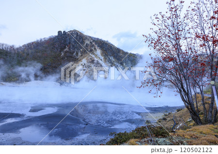 北海道・登別温泉の大湯沼 – 活火山と湯けむりの絶景 北海道・登別温泉の大湯沼 – 活火山と湯けむりの絶景 120502122
