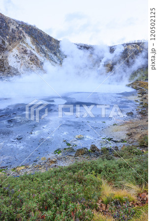 北海道・登別温泉の大湯沼 – 活火山と湯けむりの絶景 120502125
