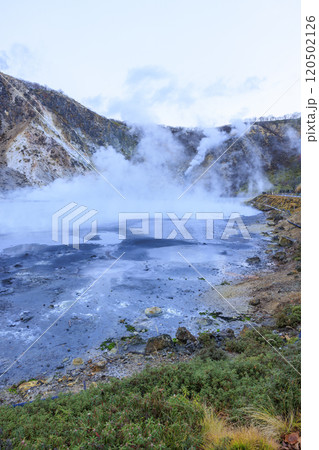 北海道・登別温泉の大湯沼 – 活火山と湯けむりの絶景 北海道・登別温泉の大湯沼 – 活火山と湯けむりの絶景 120502126