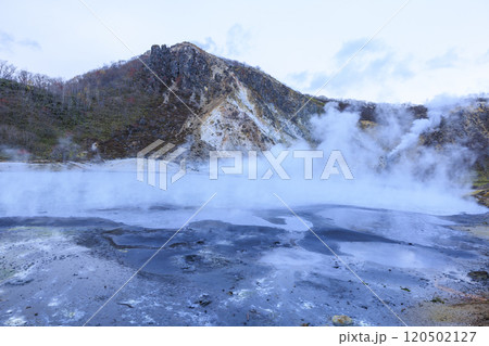 北海道・登別温泉の大湯沼 – 活火山と湯けむりの絶景 北海道・登別温泉の大湯沼 – 活火山と湯けむりの絶景 120502127