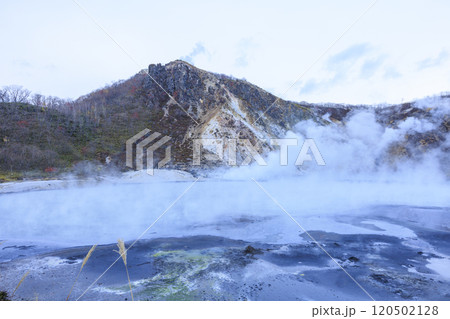 北海道・登別温泉の大湯沼 – 活火山と湯けむりの絶景 120502128