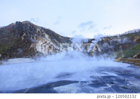 北海道・登別温泉の大湯沼 – 活火山と湯けむりの絶景 120502132