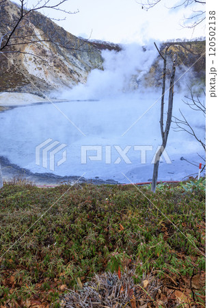北海道・登別温泉の大湯沼 – 活火山と湯けむりの絶景 120502138
