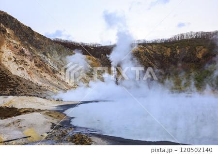 北海道・登別温泉の大湯沼 – 活火山と湯けむりの絶景 北海道・登別温泉の大湯沼 – 活火山と湯けむりの絶景 120502140