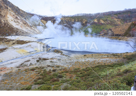 北海道・登別温泉の大湯沼 – 活火山と湯けむりの絶景 北海道・登別温泉の大湯沼 – 活火山と湯けむりの絶景 120502141