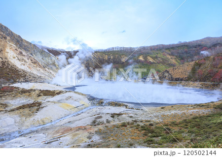 北海道・登別温泉の大湯沼 – 活火山と湯けむりの絶景 120502144