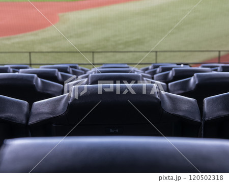 一列に並んだ椅子 一列に並んだ椅子 120502318