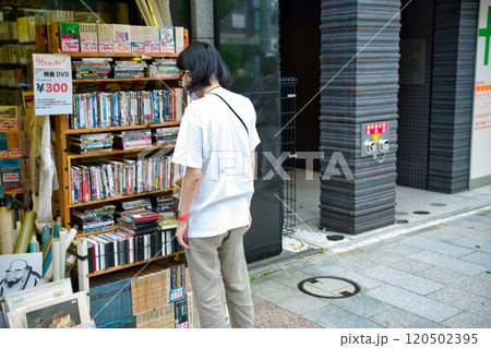 古本屋で本を探す人 古本屋で本を探す人 120502395