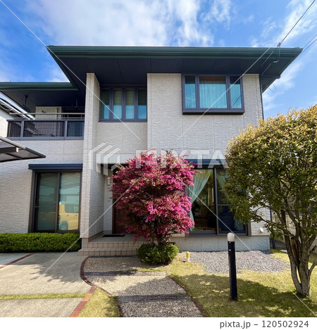 小さな庭のある一戸建ての中古住宅 perming 写真素材 小さな庭のある一戸建ての中古住宅 perming 写真素材 120502924