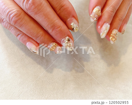 大人可愛いアクセサリーネイル 120502955