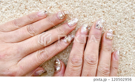 大人可愛いアクセサリーネイル 120502956