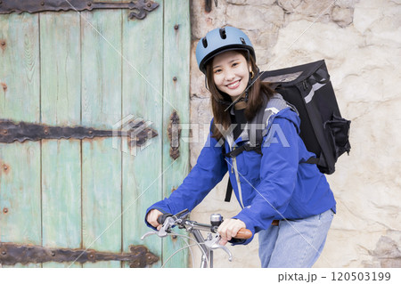フードデリバリーイメージ 自転車でデリバリーする若い女性配達員 フードデリバリーイメージ 自転車でデリバリーする若い女性配達員 120503199