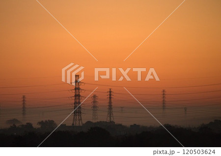 朝焼けに染まる送電線 120503624