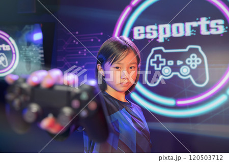eスポーツ大会小学生個人戦イメージ　コントローラーを持つ女性 120503712