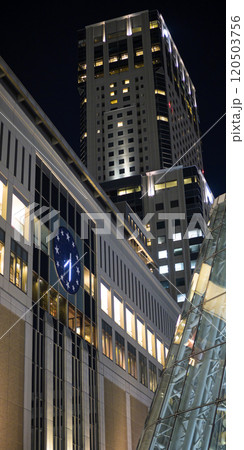 夜の札幌駅前 星の大時計とJRタワー 120503756