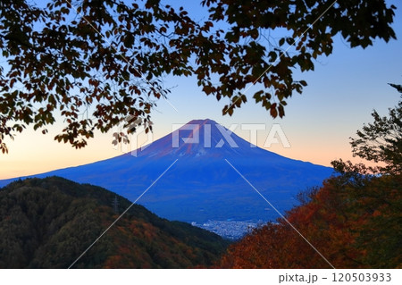 紅葉の御坂峠天下茶屋からの富士山展望 紅葉の御坂峠天下茶屋からの富士山展望 120503933