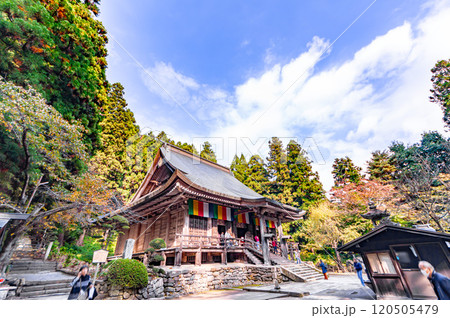 紅葉に彩られた立石寺・根本中堂 120505479
