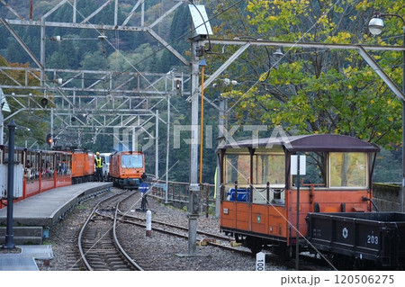 富山　トロッコ電車　合掌造り 120506275