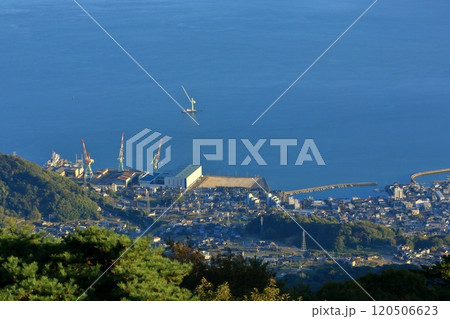 野呂山から見下ろす 夕日の当たる川尻の町 120506623