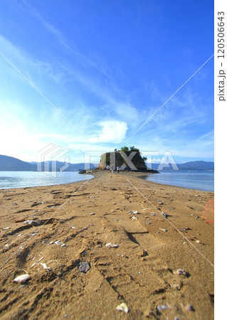 干潮時に歩いて渡れる 大芝島のモンサンミシェル 干潮時に歩いて渡れる 大芝島のモンサンミシェル 120506643